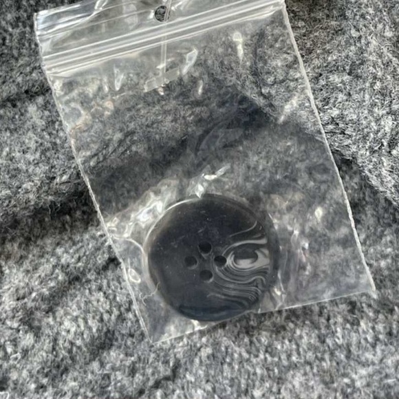 NWT Hem & Thread Gray Oversized Knitted Poncho - Picture 5 of 7